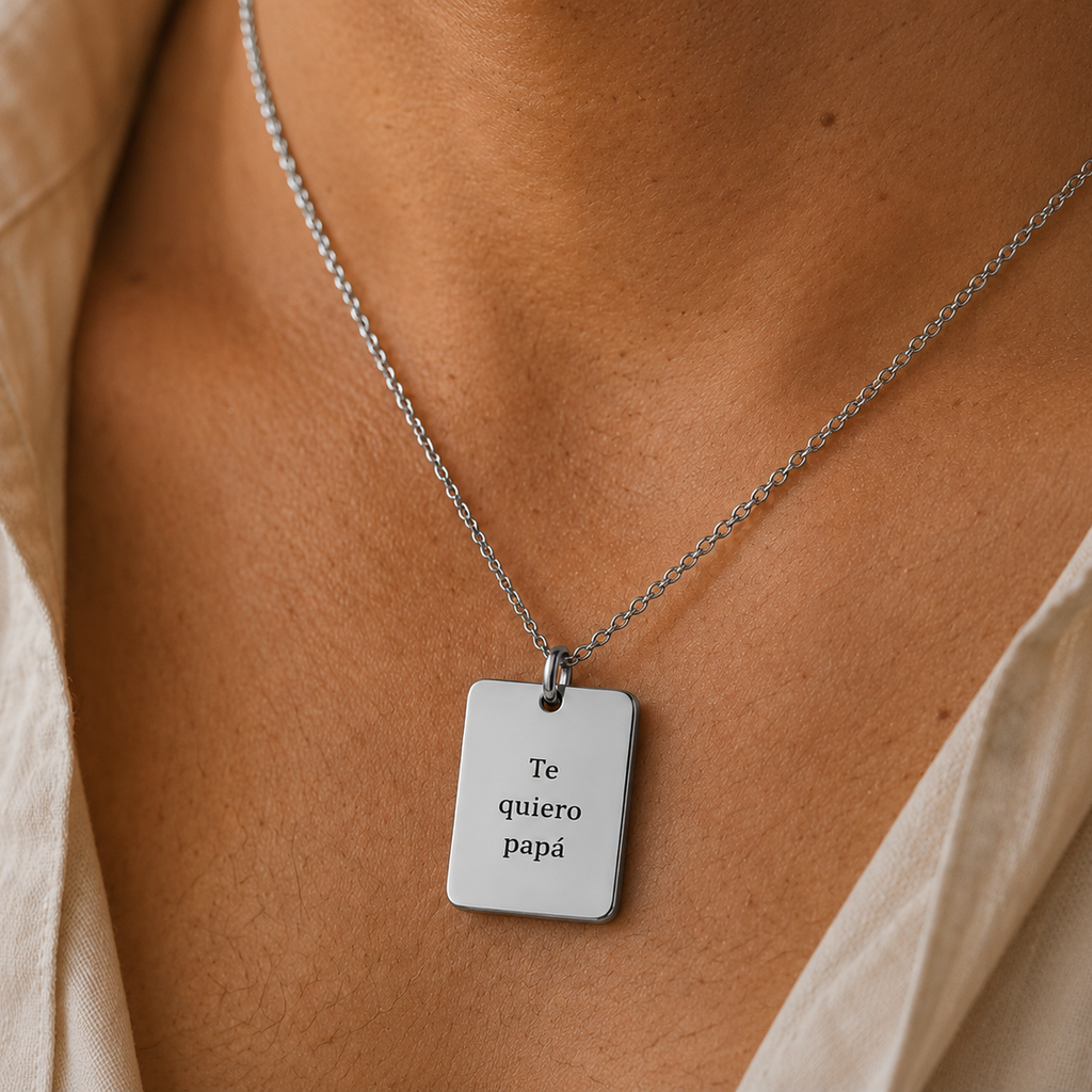 Collar placa plateado
