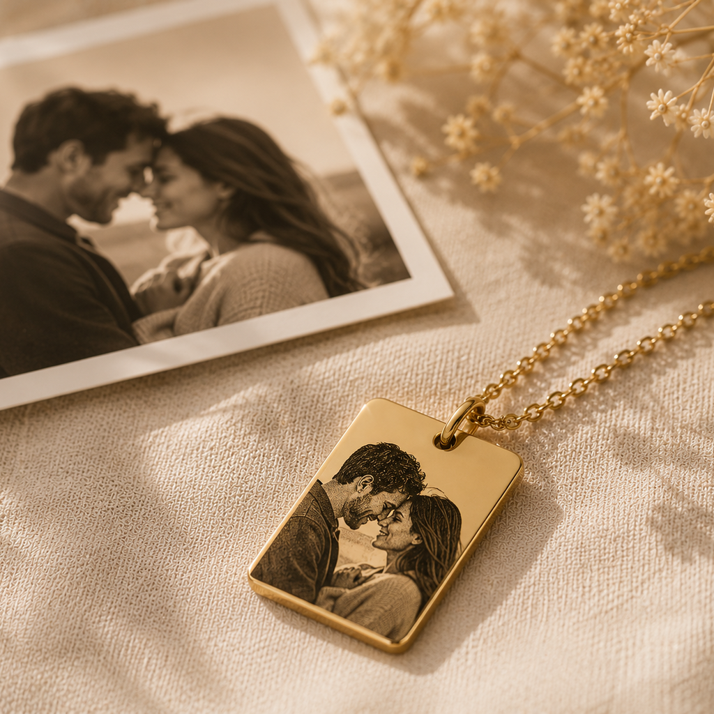 Collar placa dorado
