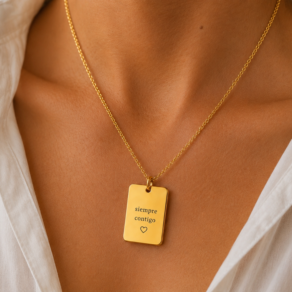 Collar placa dorado