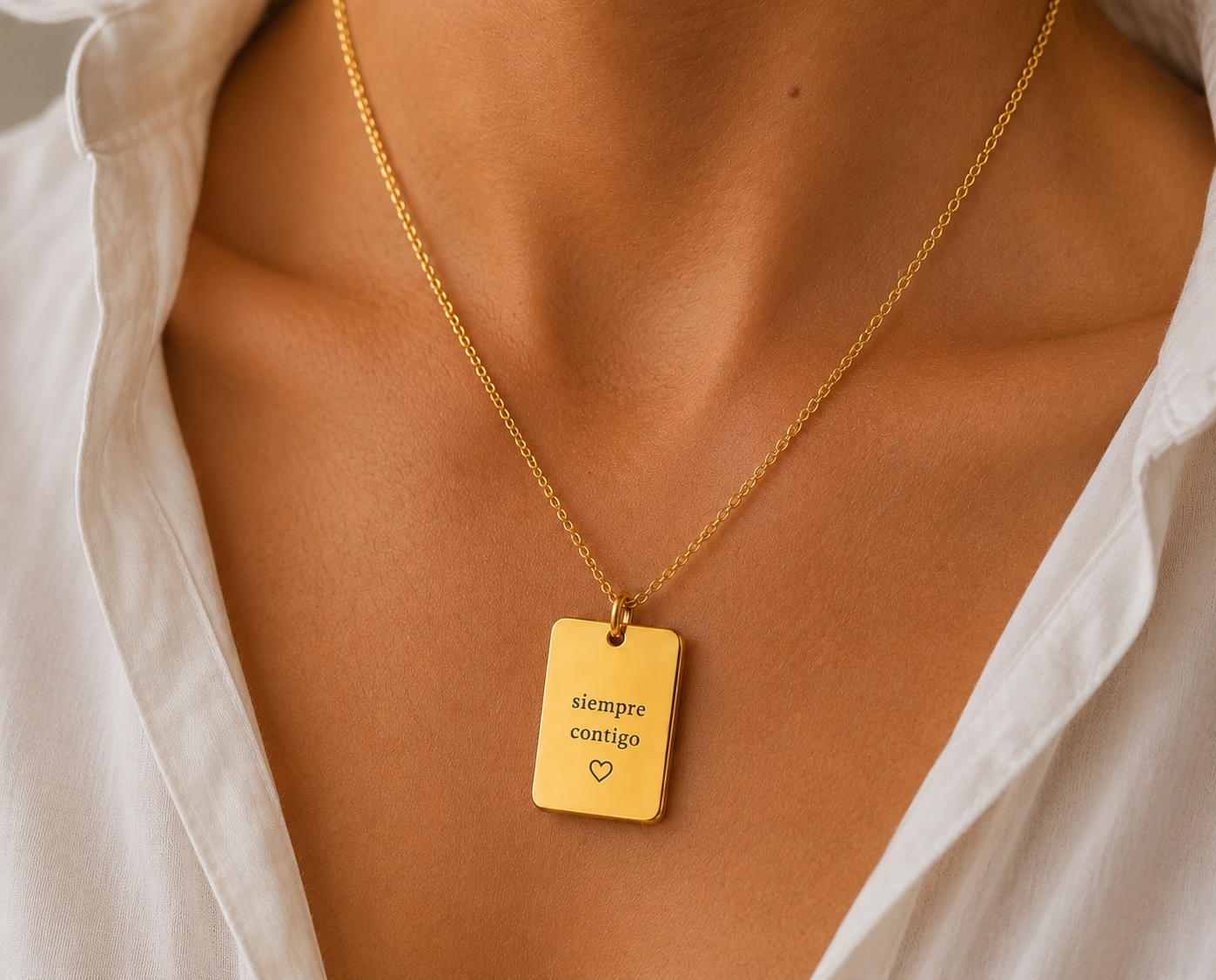 Collar placa dorado