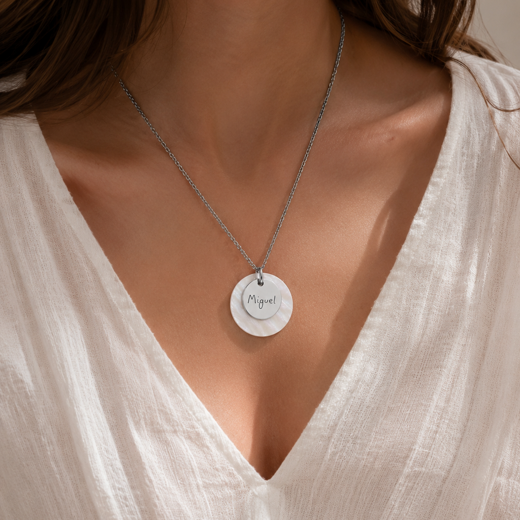 Collar plateado con nacar
