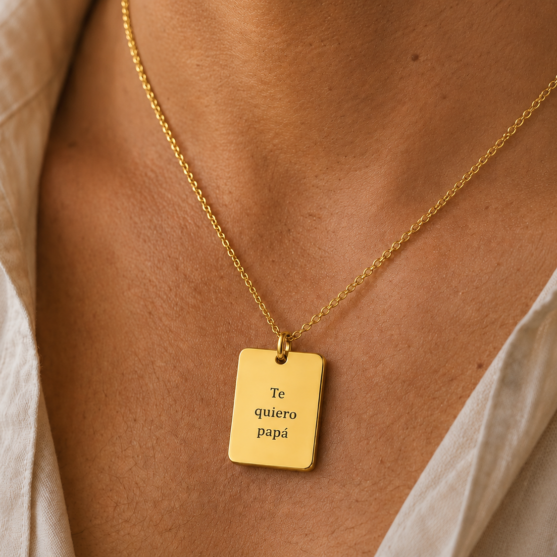Collar placa dorado