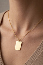 Collar placa dorado