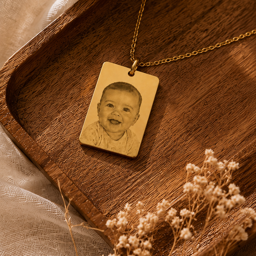 Collar placa dorado