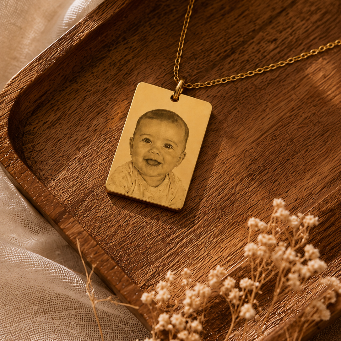 Collar placa dorado