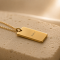 Collar placa dorado