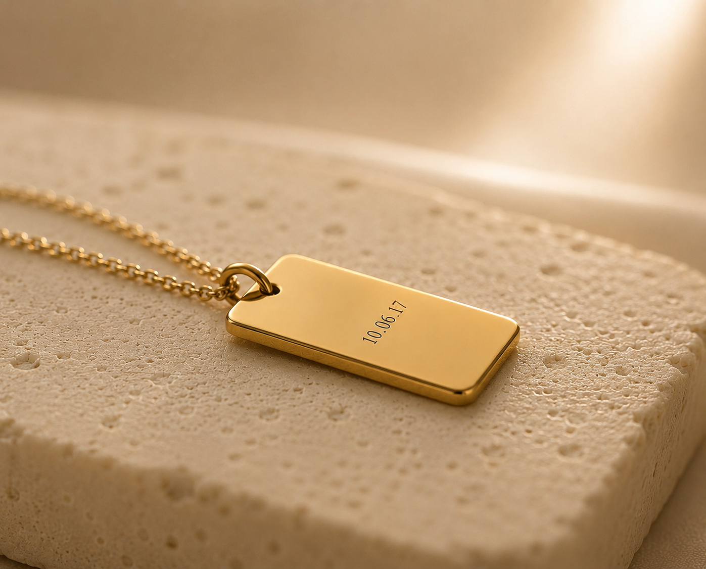 Collar placa dorado