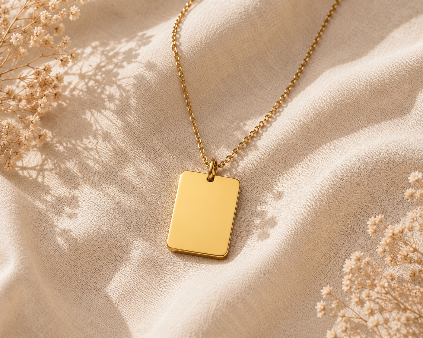 Collar placa dorado