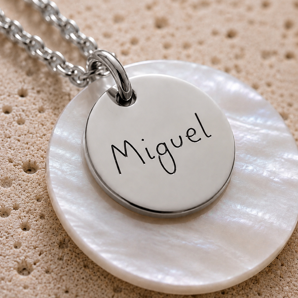 Collar plateado con nacar