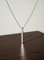 Collar obelisco plateado