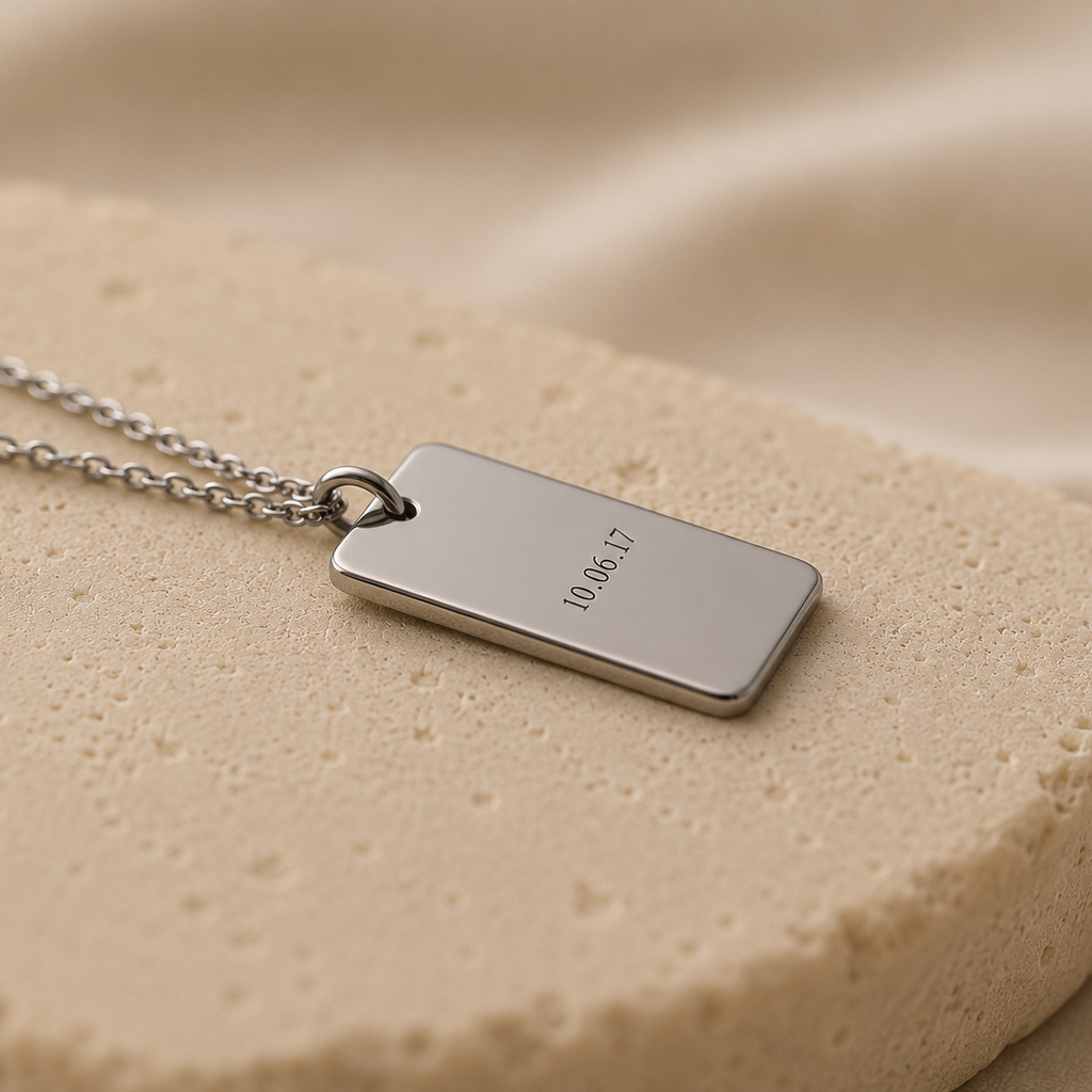 Collar placa plateado