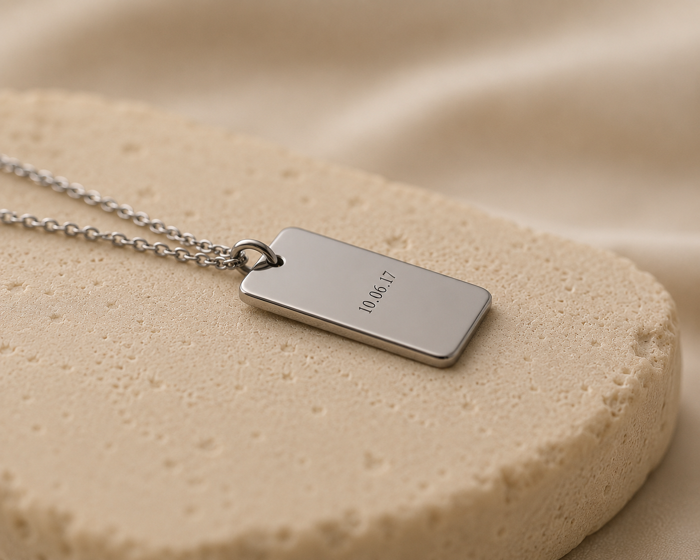 Collar placa plateado