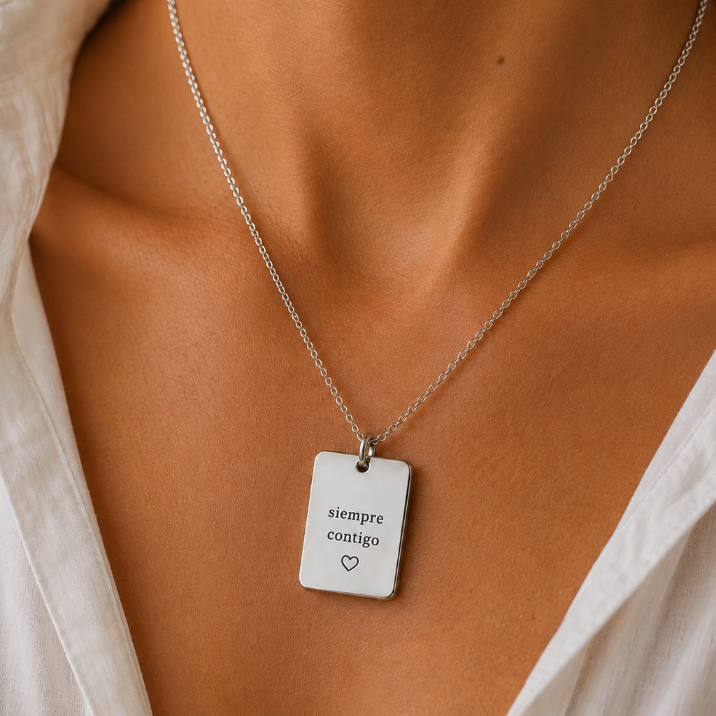 Collar placa plateado