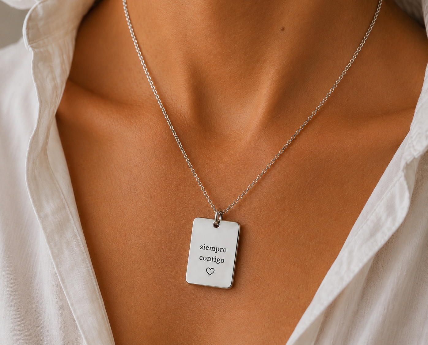 Collar placa plateado