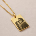 Collar placa dorado